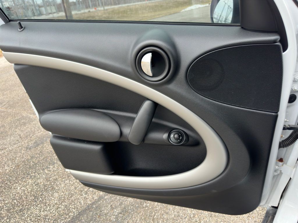 2012 MINI Countryman Image 25