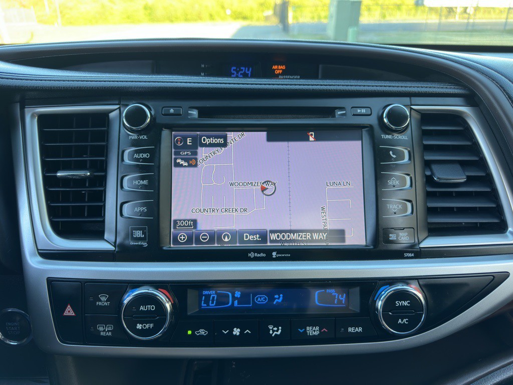 2015 Toyota Highlander Image 34