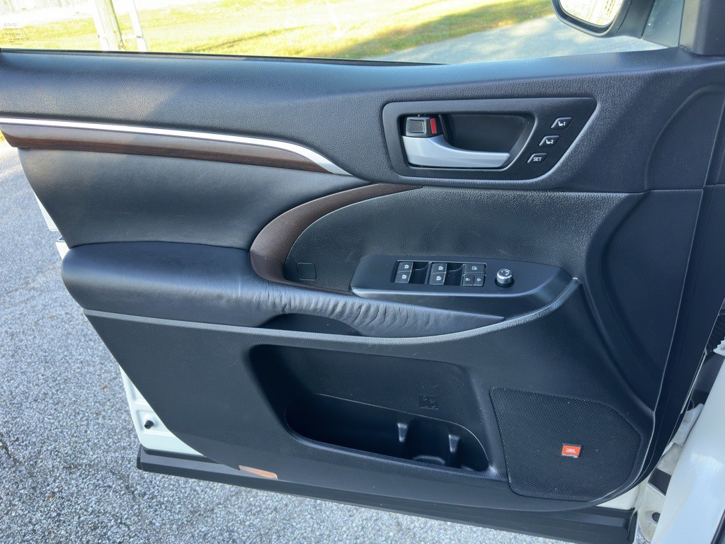 2015 Toyota Highlander Image 41