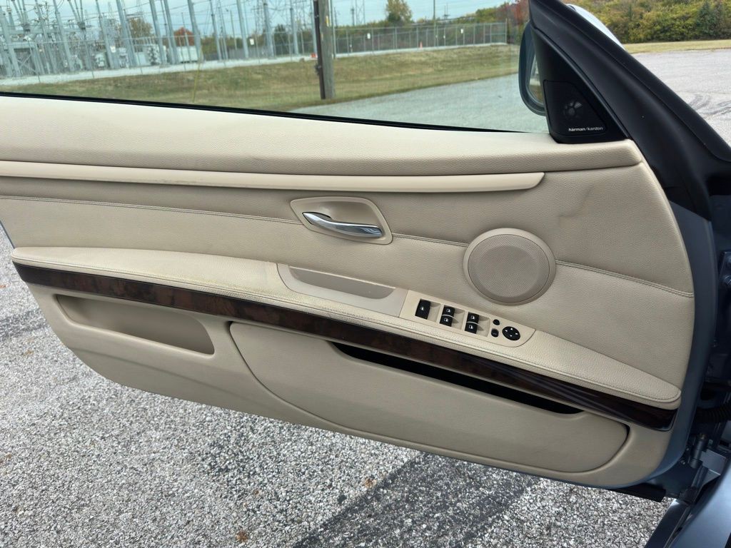 2011 BMW 3 Series Image 26