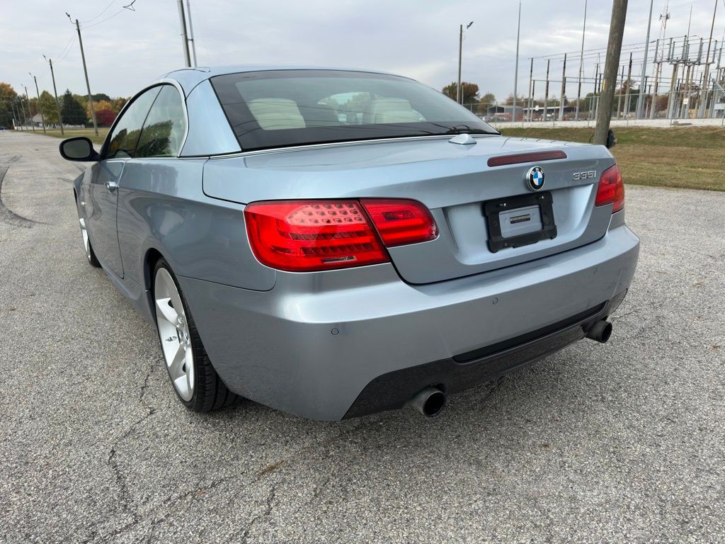 2011 BMW 3 Series Image 12