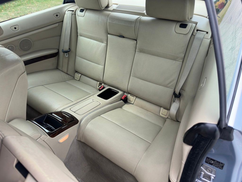 2011 BMW 3 Series Image 16