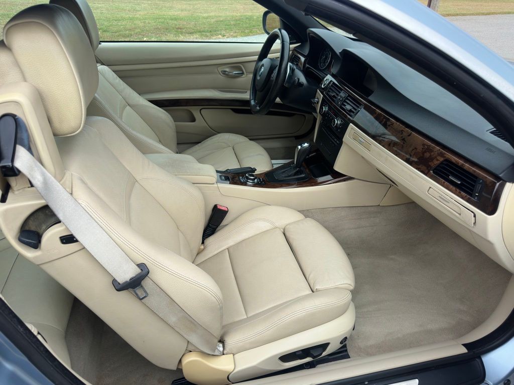 2011 BMW 3 Series Image 17