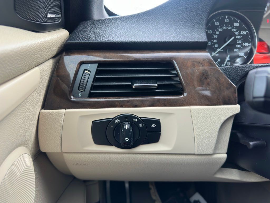 2011 BMW 3 Series Image 23