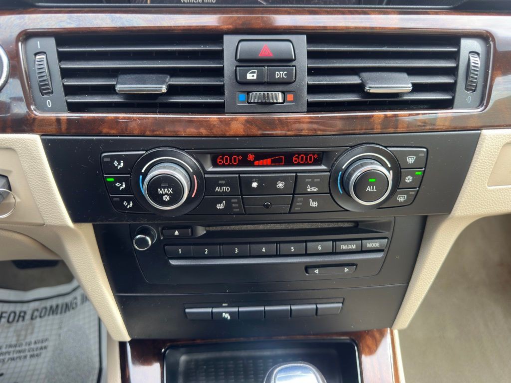 2011 BMW 3 Series Image 24