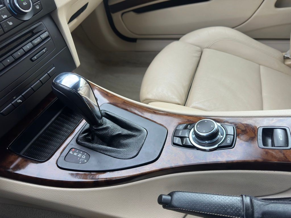 2011 BMW 3 Series Image 25