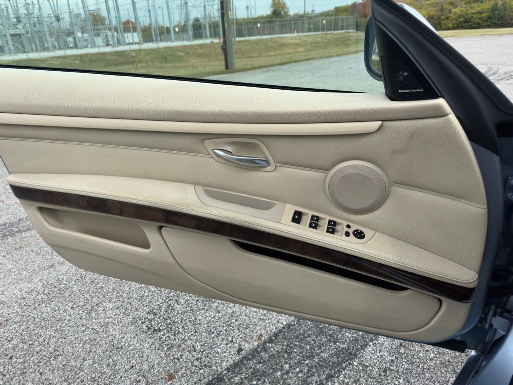 2011 BMW 3 Series Image 26