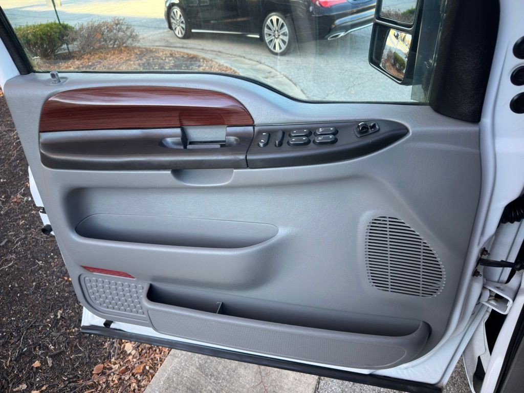 2005 Ford F-350 Image 24