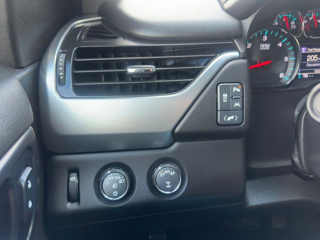 2017 Chevrolet Suburban Image 21