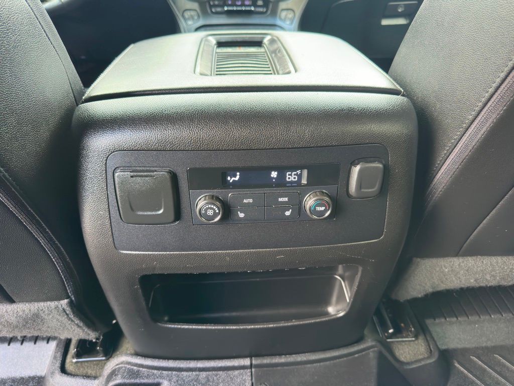 2017 Chevrolet Suburban Image 32