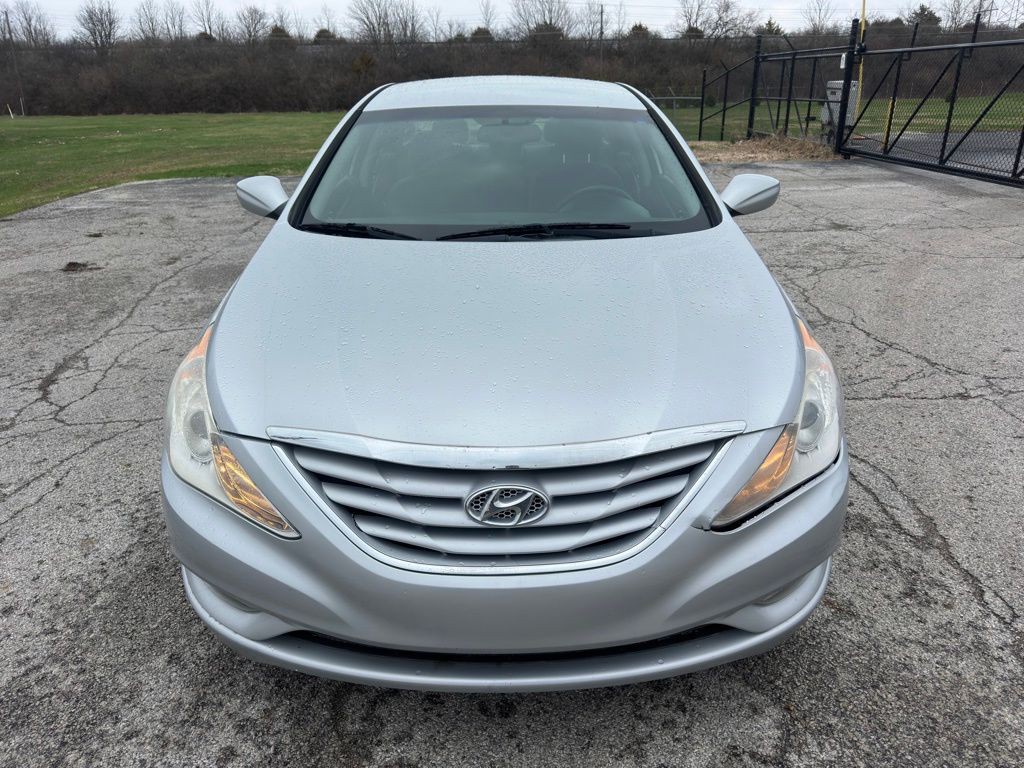 2013 Hyundai Sonata Image 2