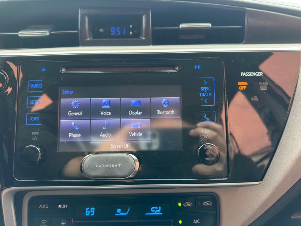 2017 Toyota Corolla Image 21