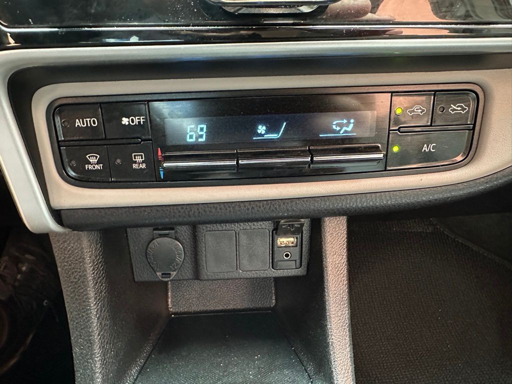 2017 Toyota Corolla Image 24