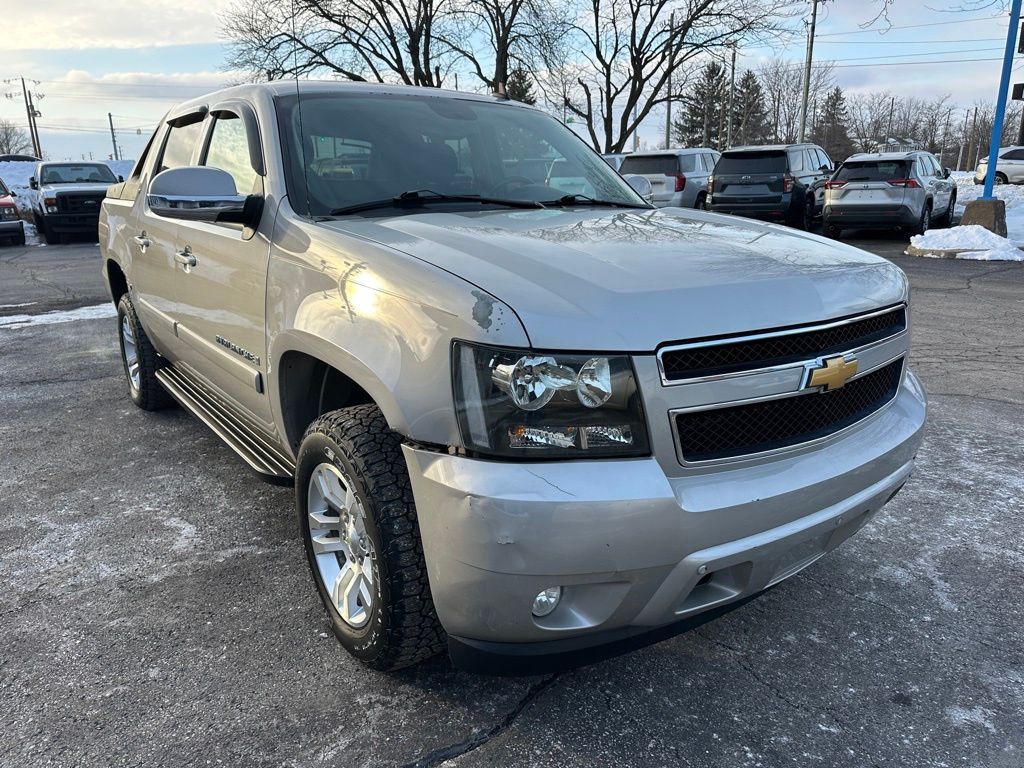 2008 Chevrolet Avalanche Image 2