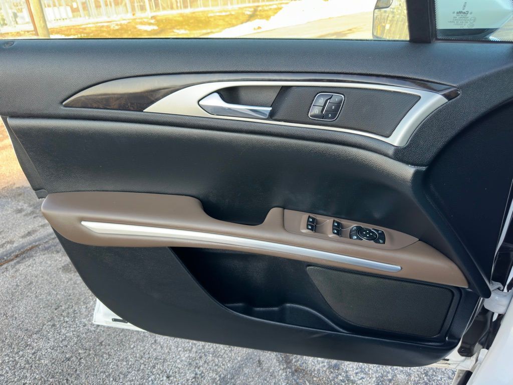 2016 Lincoln MKZ Image 32