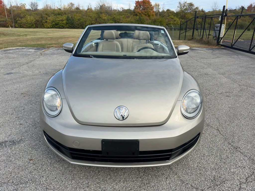 2014 Volkswagen Beetle Image 2
