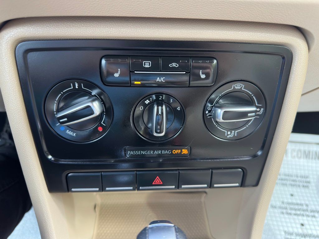 2014 Volkswagen Beetle Image 21