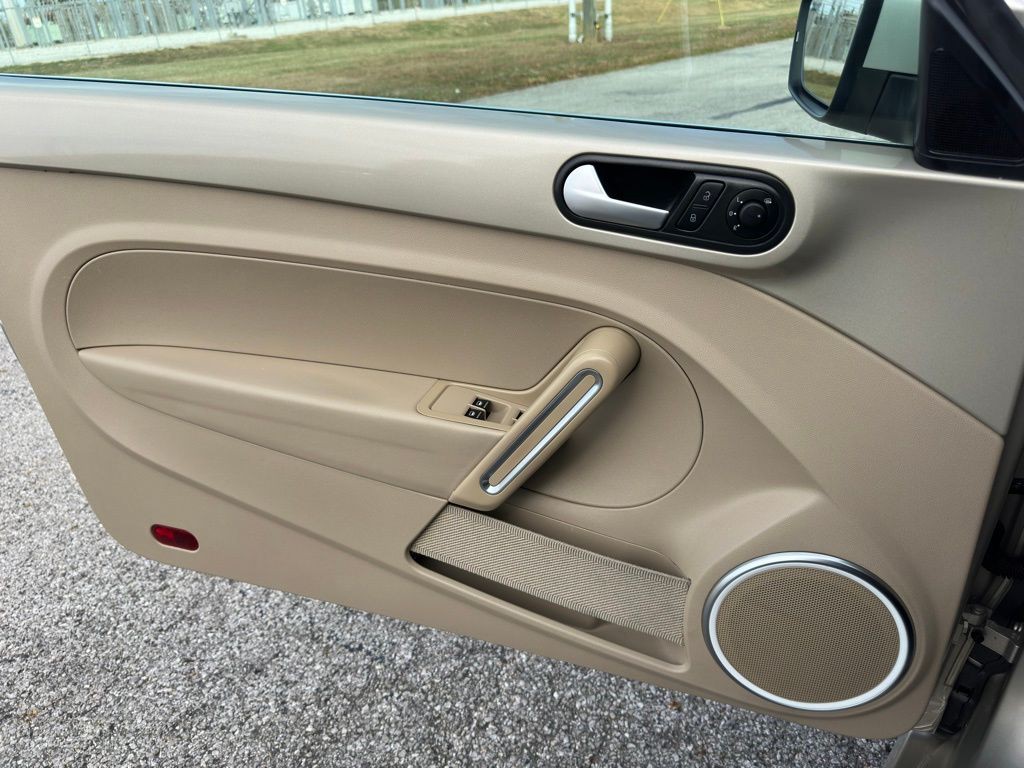 2014 Volkswagen Beetle Image 22