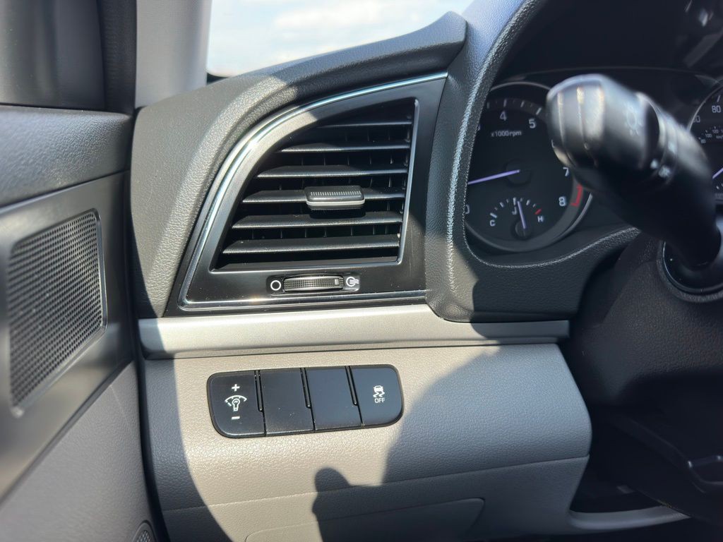 2017 Hyundai Elantra Image 19
