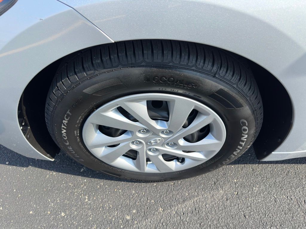 2017 Hyundai Elantra Image 30