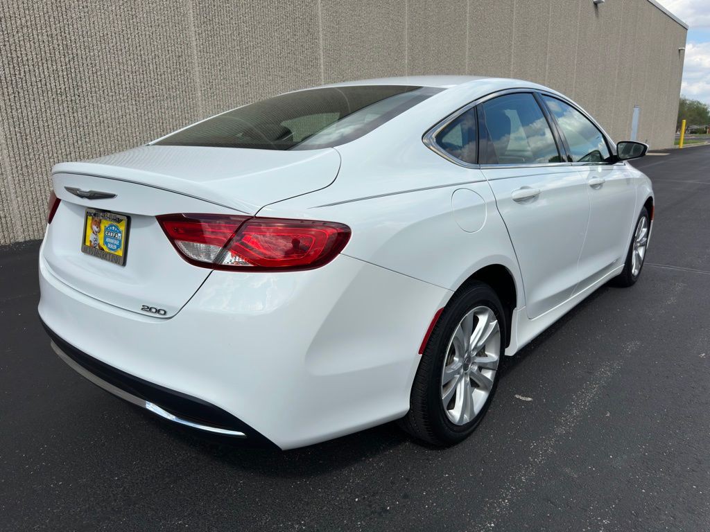 2016 Chrysler 200 Image 4