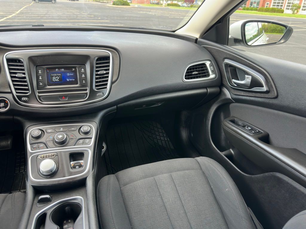 2016 Chrysler 200 Image 9