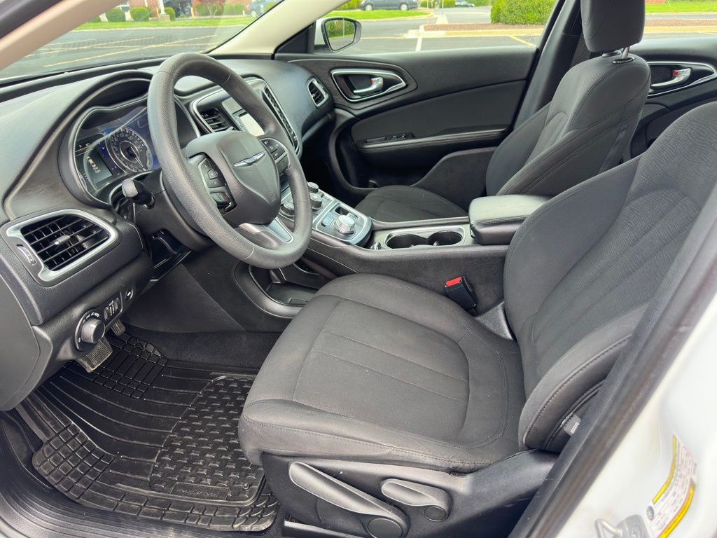 2016 Chrysler 200 Image 10