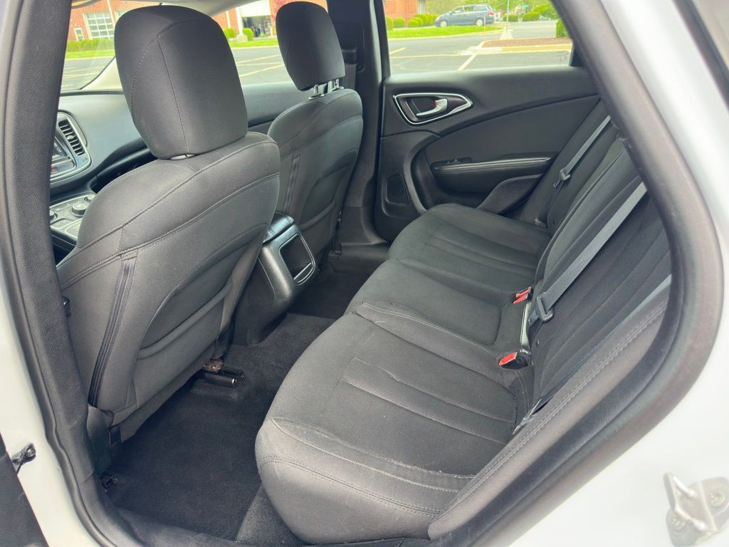 2016 Chrysler 200 Image 11