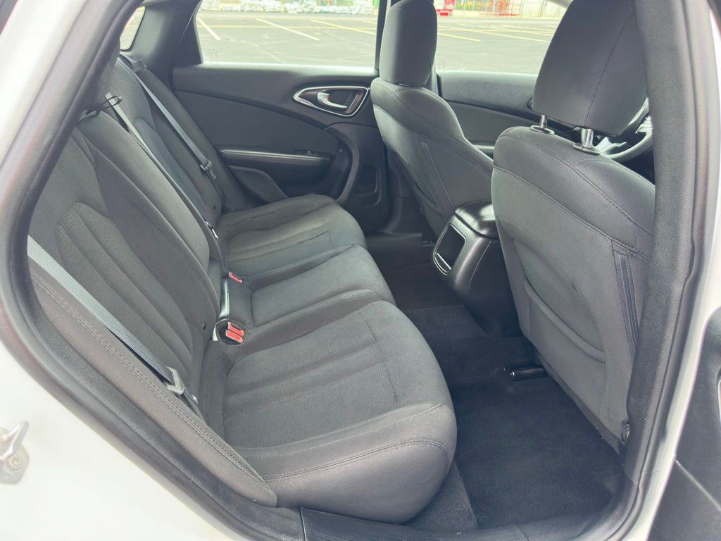 2016 Chrysler 200 Image 13