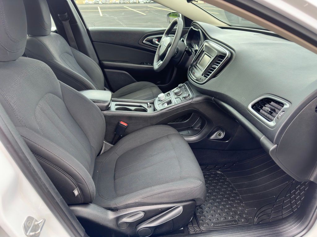 2016 Chrysler 200 Image 14