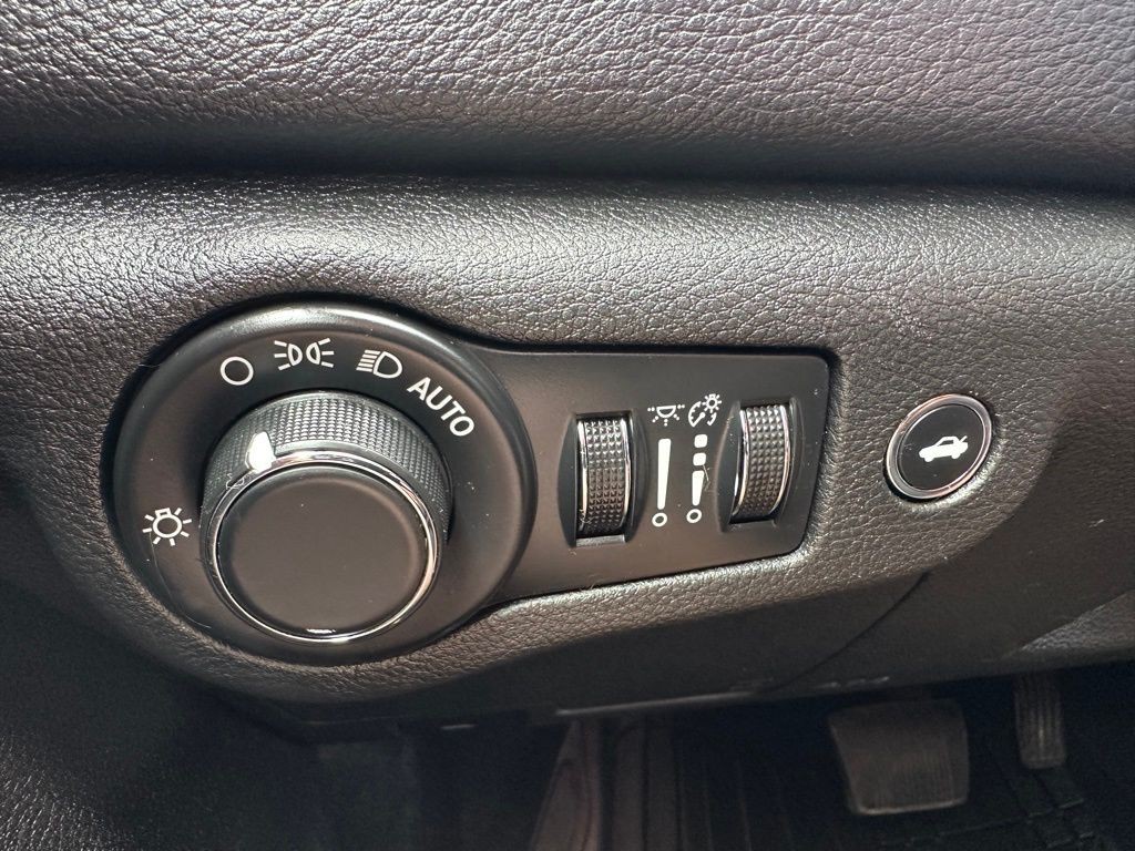 2016 Chrysler 200 Image 22