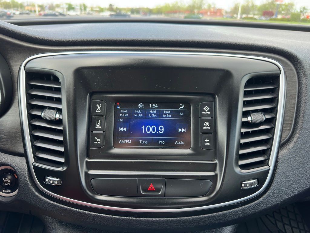 2016 Chrysler 200 Image 25