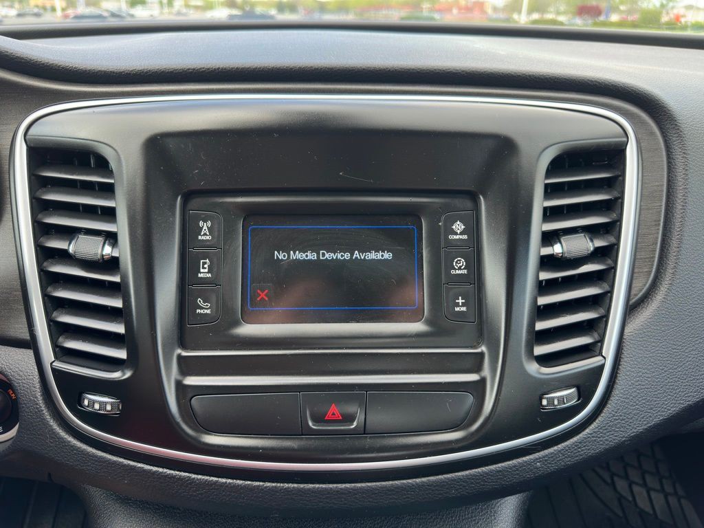 2016 Chrysler 200 Image 26