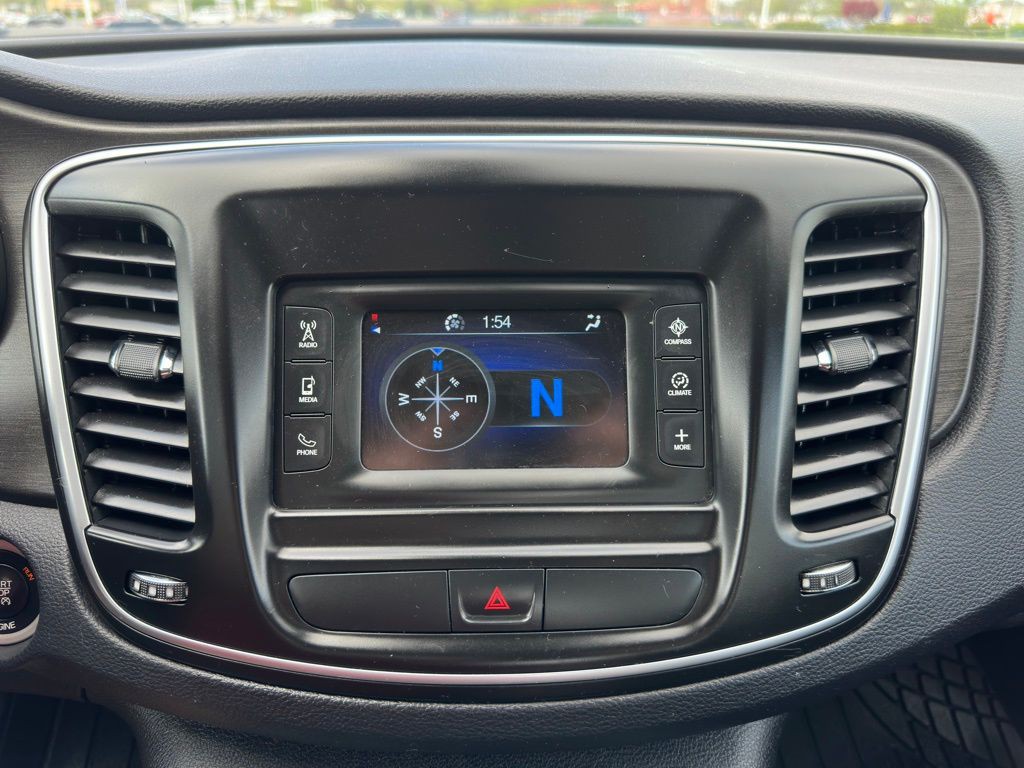 2016 Chrysler 200 Image 28