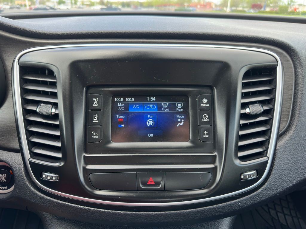 2016 Chrysler 200 Image 29