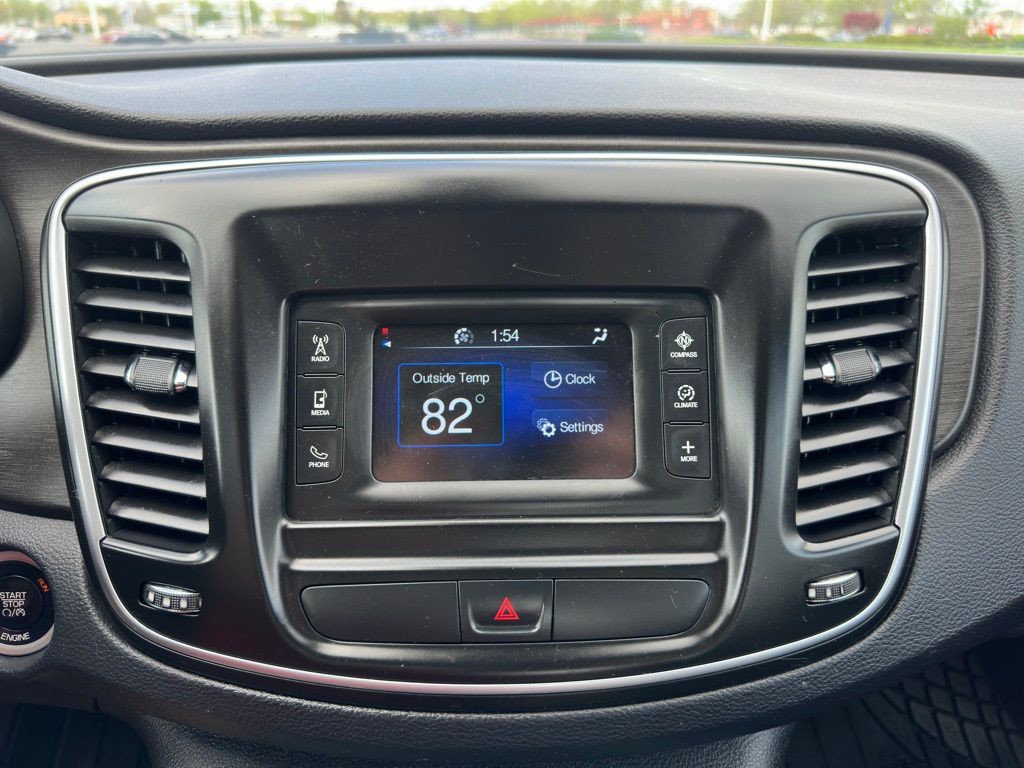 2016 Chrysler 200 Image 30