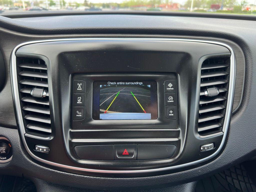 2016 Chrysler 200 Image 31