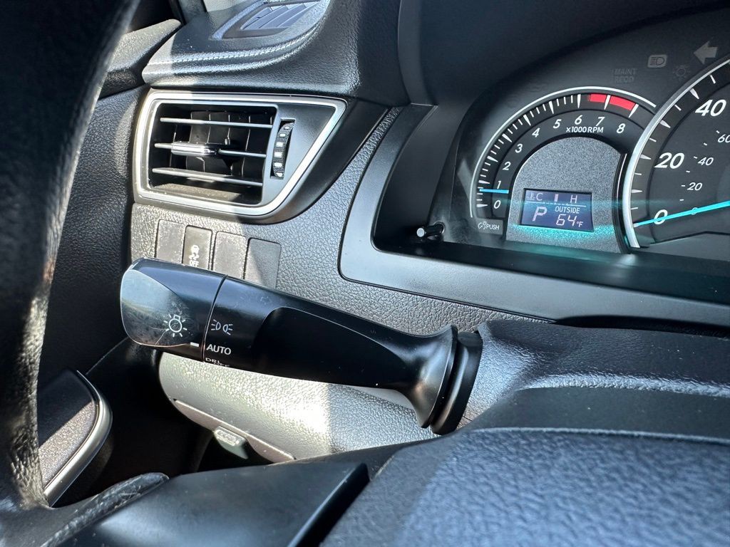 2015 Toyota Camry Image 18