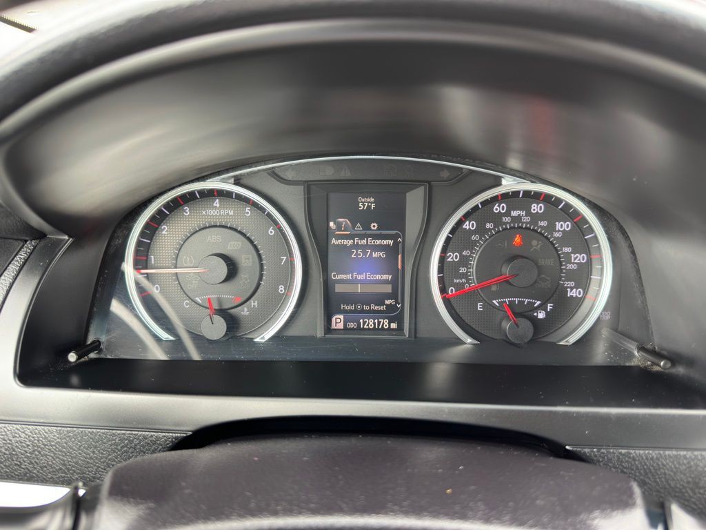 2017 Toyota Camry Image 16