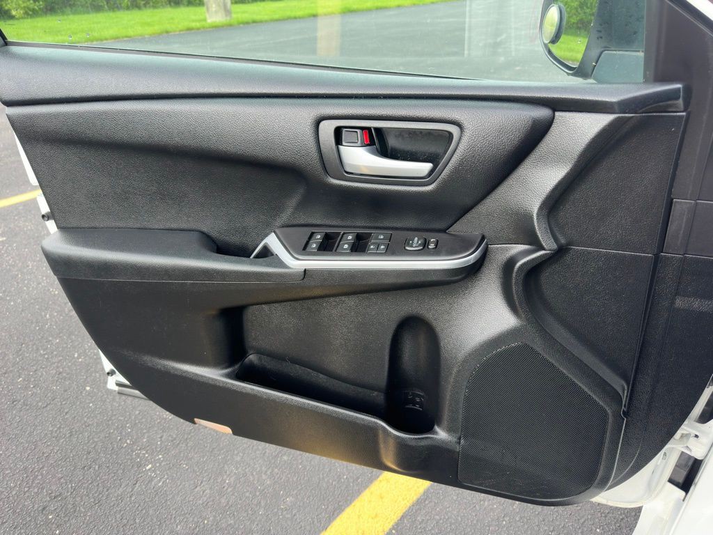 2017 Toyota Camry Image 30