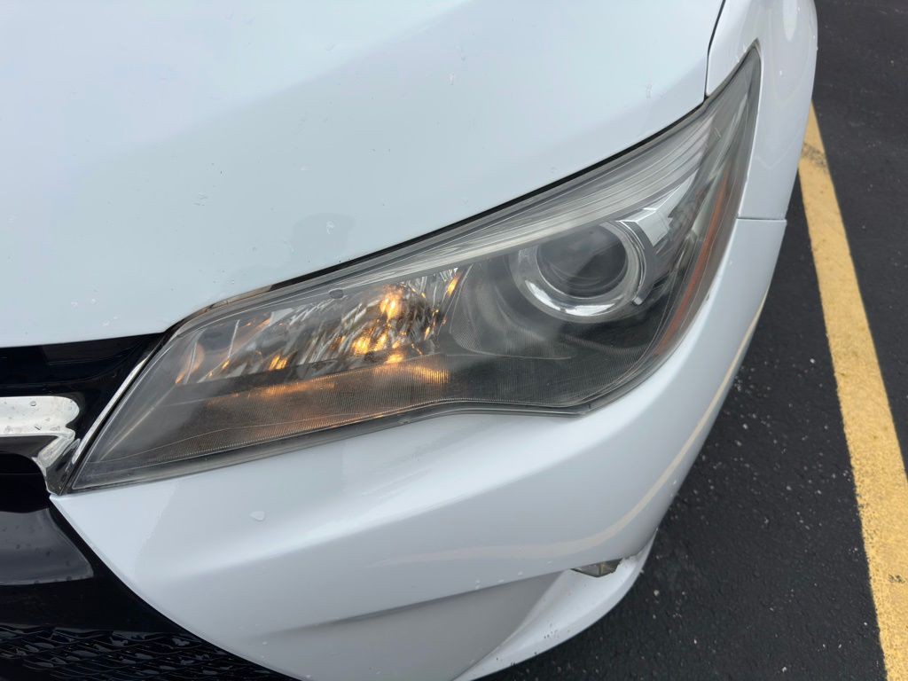 2017 Toyota Camry Image 32
