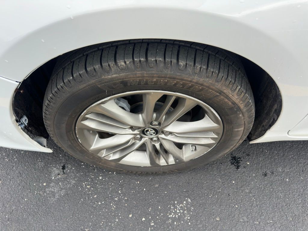 2017 Toyota Camry Image 33
