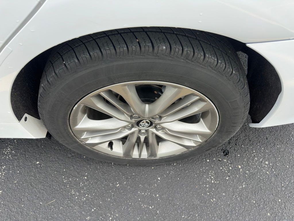 2017 Toyota Camry Image 34