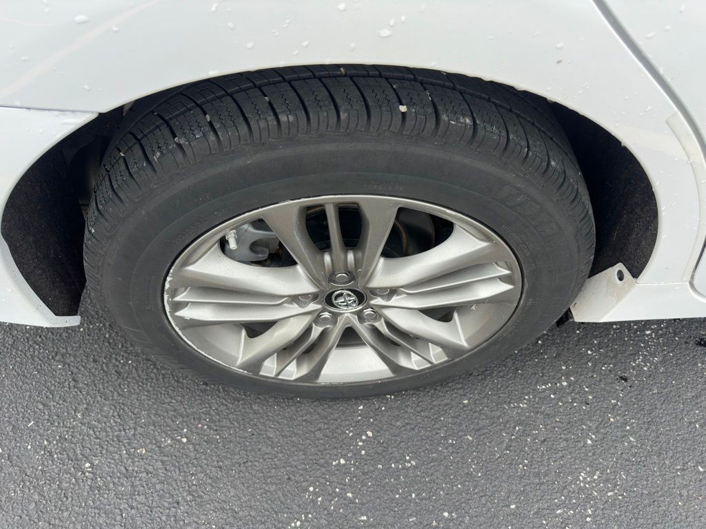 2017 Toyota Camry Image 35