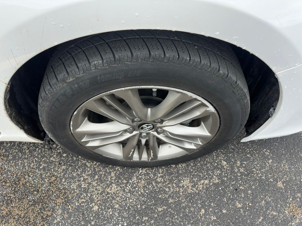 2017 Toyota Camry Image 36