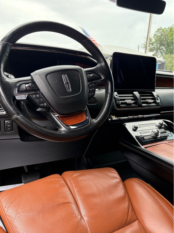 2019 Lincoln Navigator Image 2