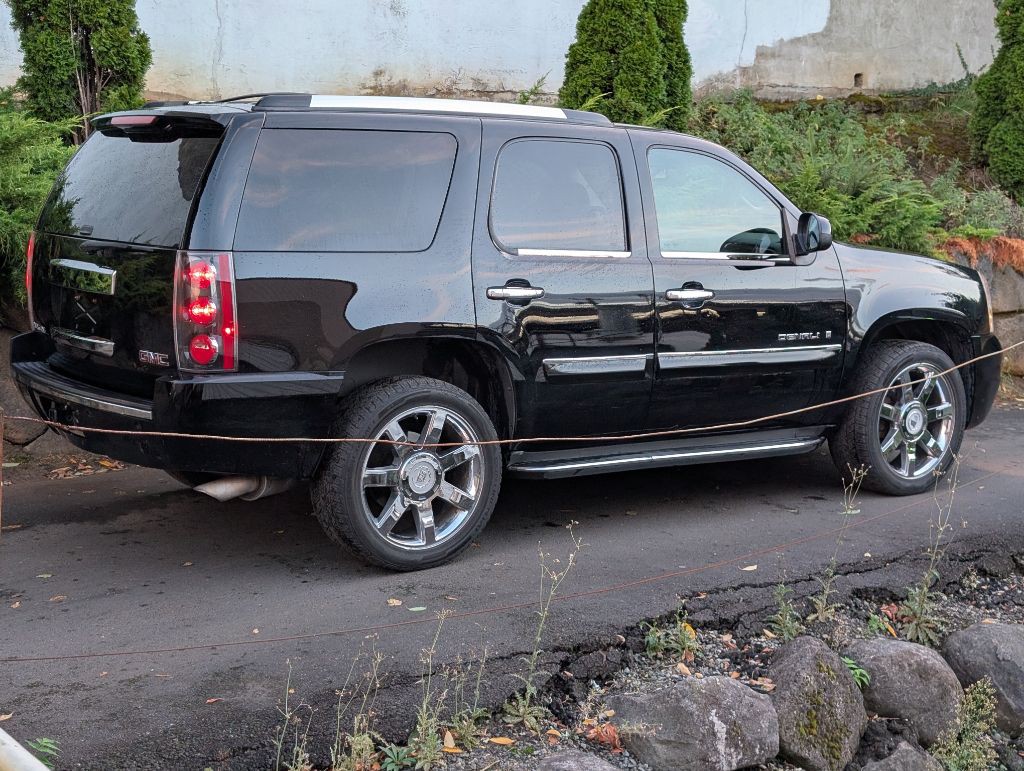 2008 GMC Yukon Image 2