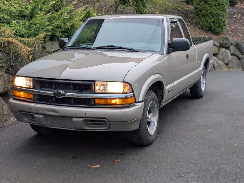 2000 Chevrolet S10 Image 2