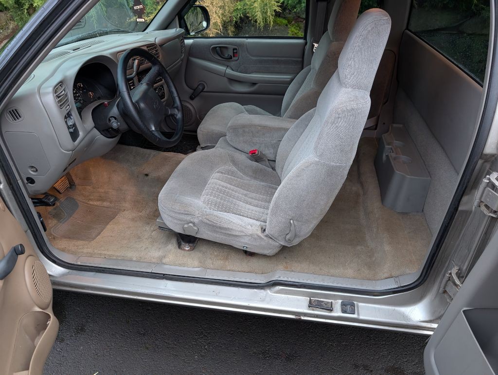 2000 Chevrolet S10 Image 9