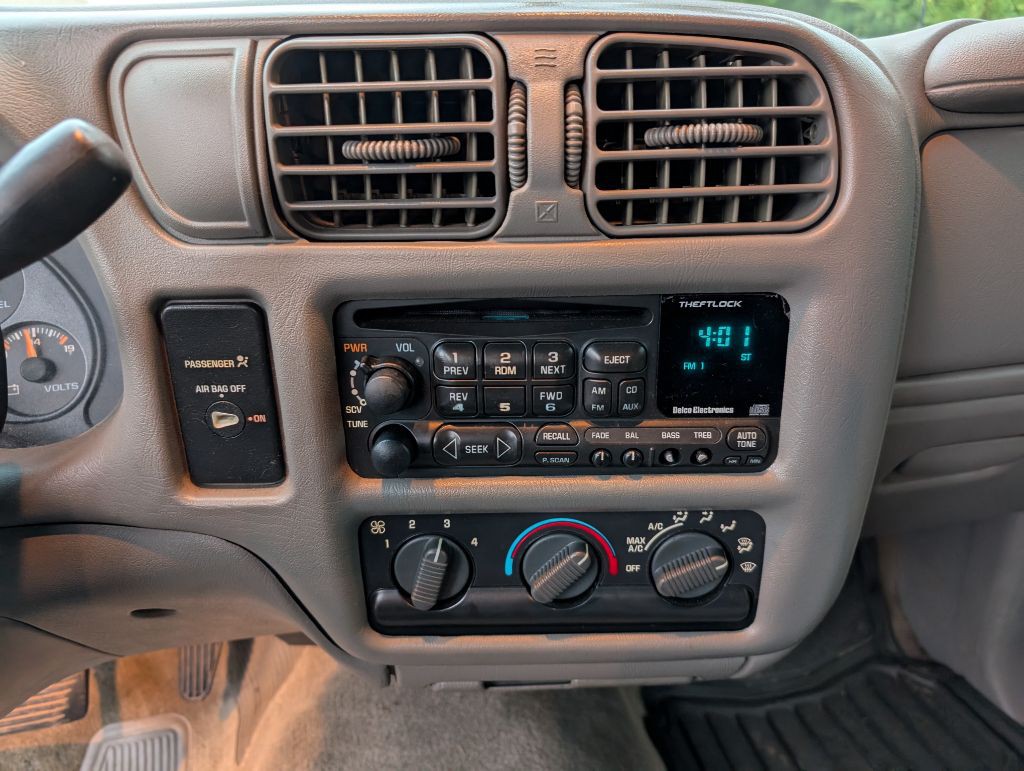2000 Chevrolet S10 Image 10